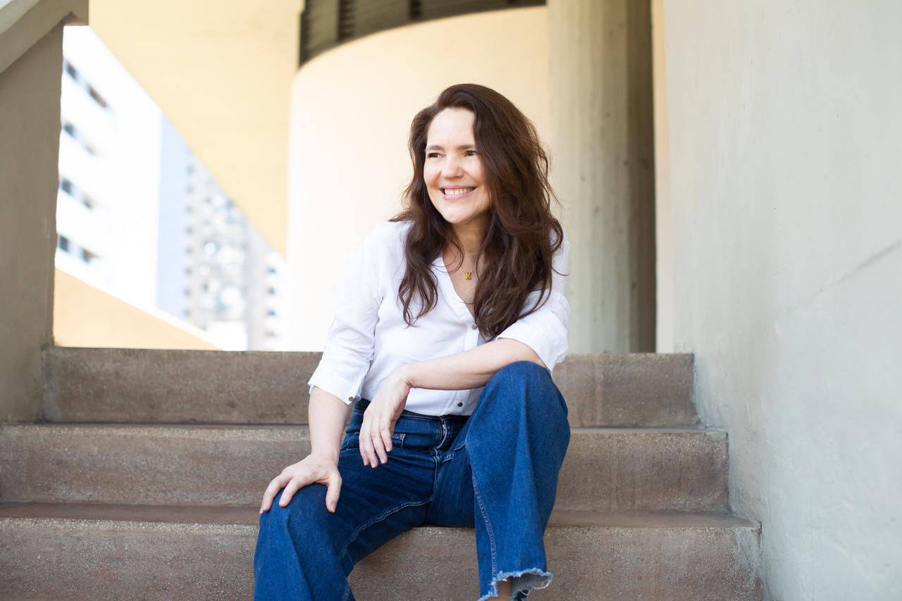 Em entrevista ao Verso, Kátia Freitas partilha lembranças da música na infância, início da carreira e sucesso do disco 'K'