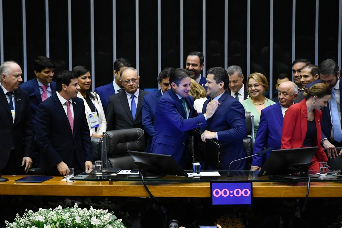 Hugo Motta cumprimenta Davi Alcolumbre no Congresso Nacional