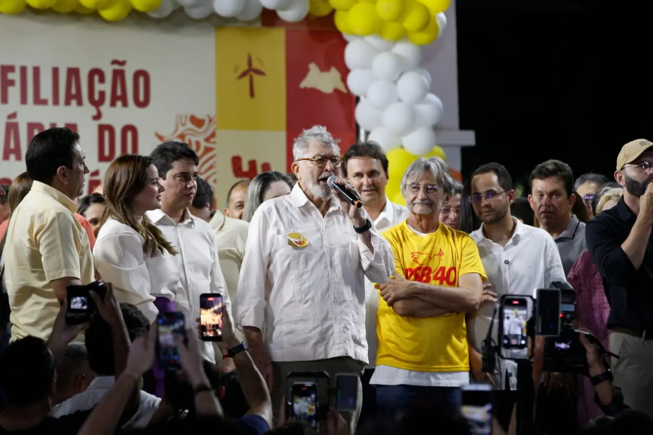 Eudoro Santana discursa ao lado de aliados