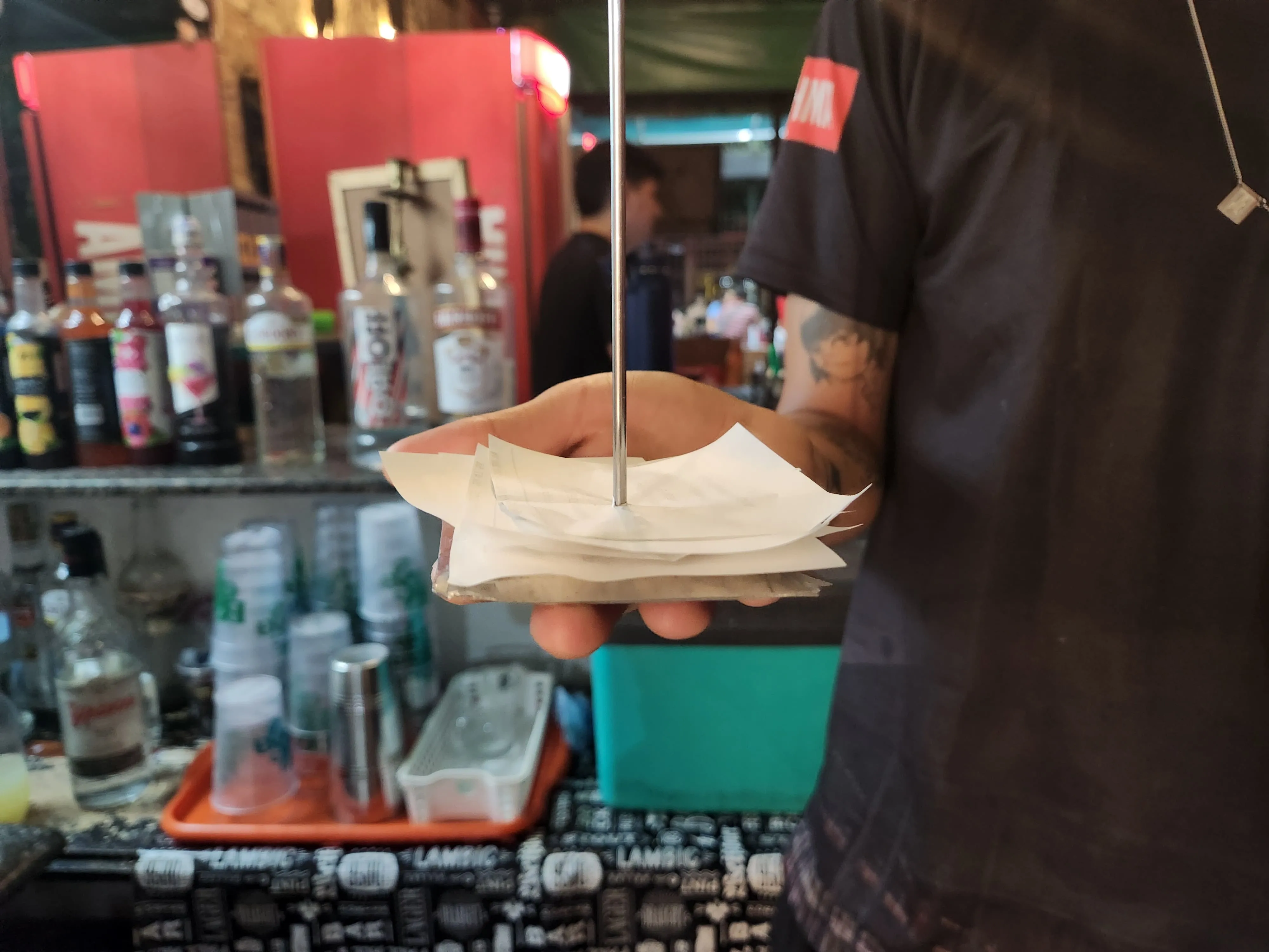 Luiz Eduardo, bartender do bar Budega dos Pinhões, mostra número reduzido de pedidos de caipirinha nesta sexta-feira.