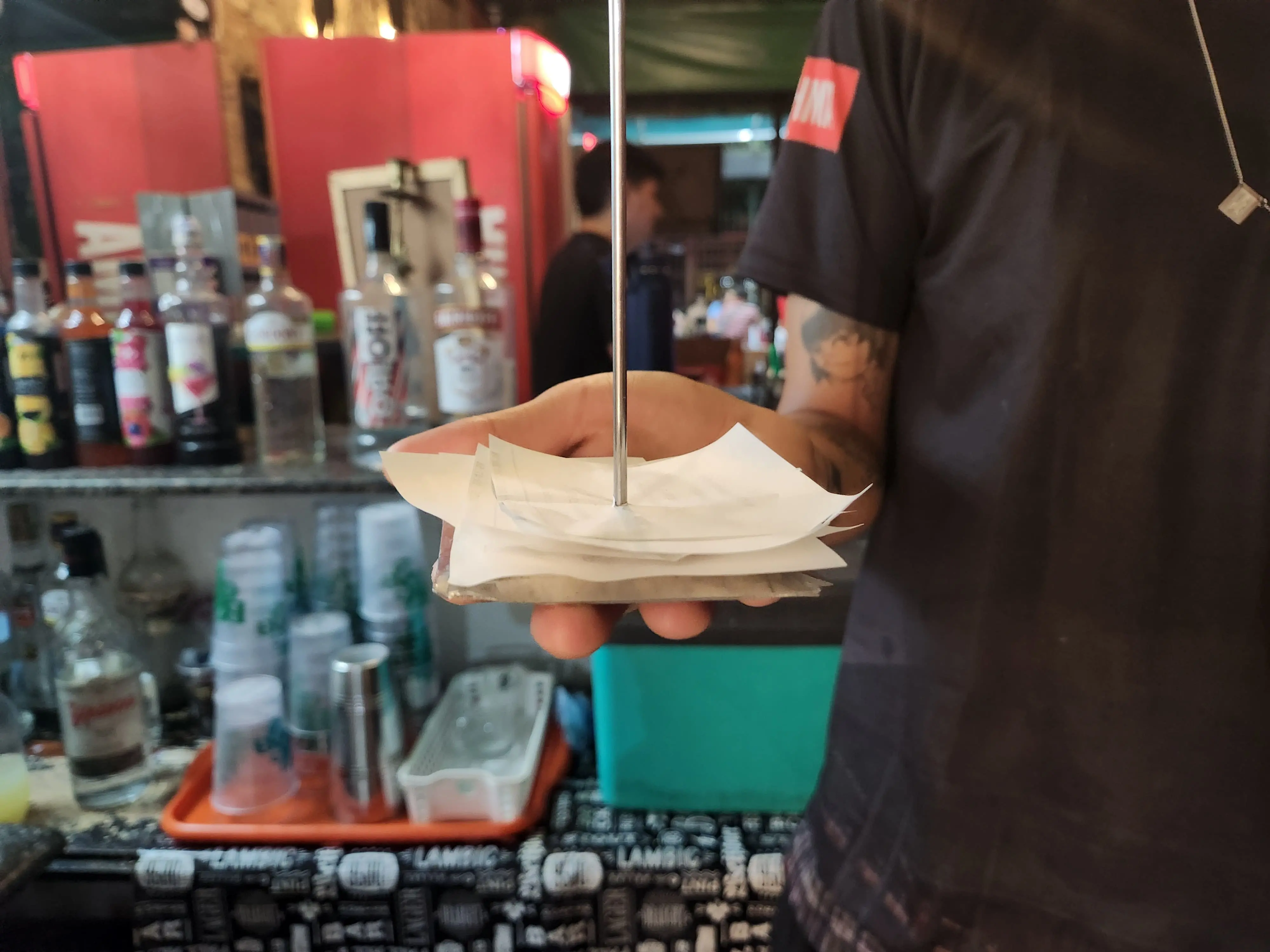 Bartender mostra baixo número de pedidos de caipirinhas