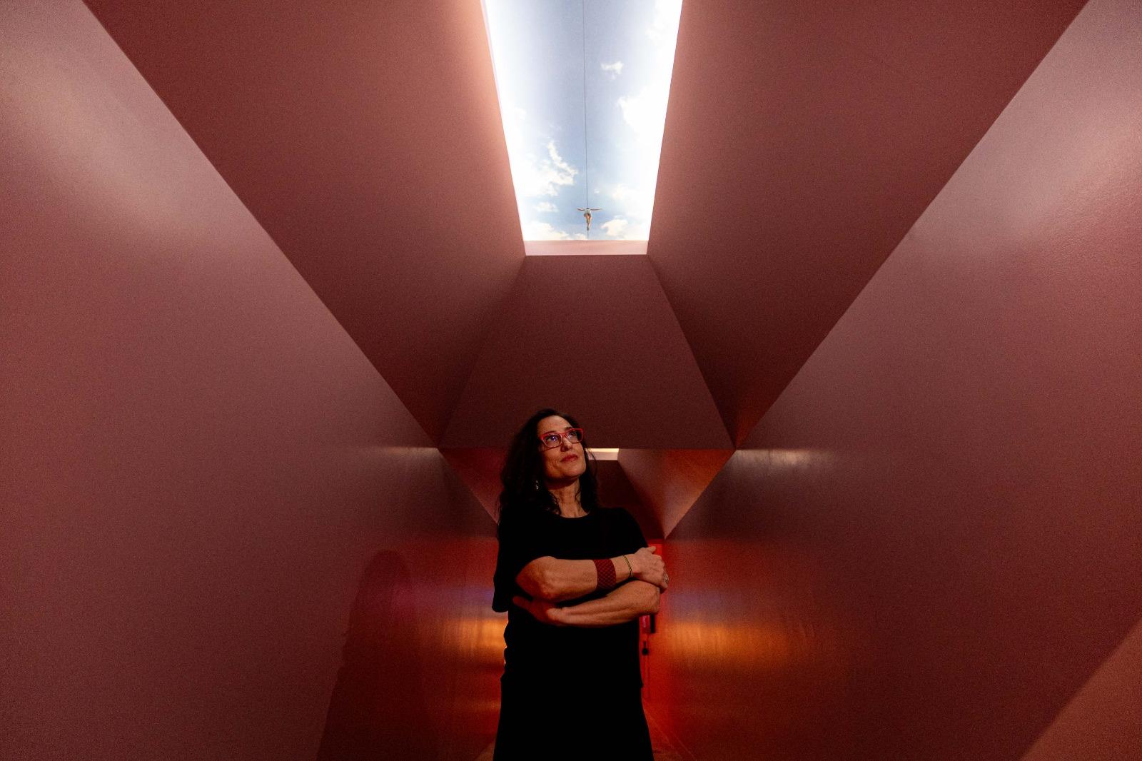 A artista Helena Martins-Costa e a obra dela, que convida a olhar para cima