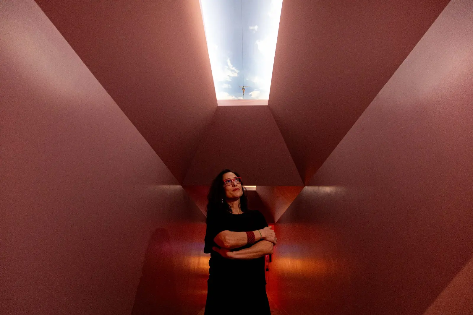 A artista Helena Martins-Costa e a obra dela, que convida a olhar para cima