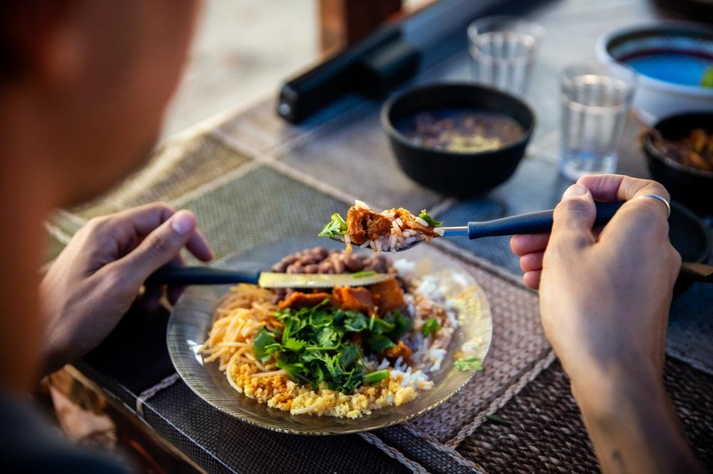 Na imagem, prato servido com panelada no Iran da Panelada, estabelecimento localizado no bairro Paupina, em Fortaleza