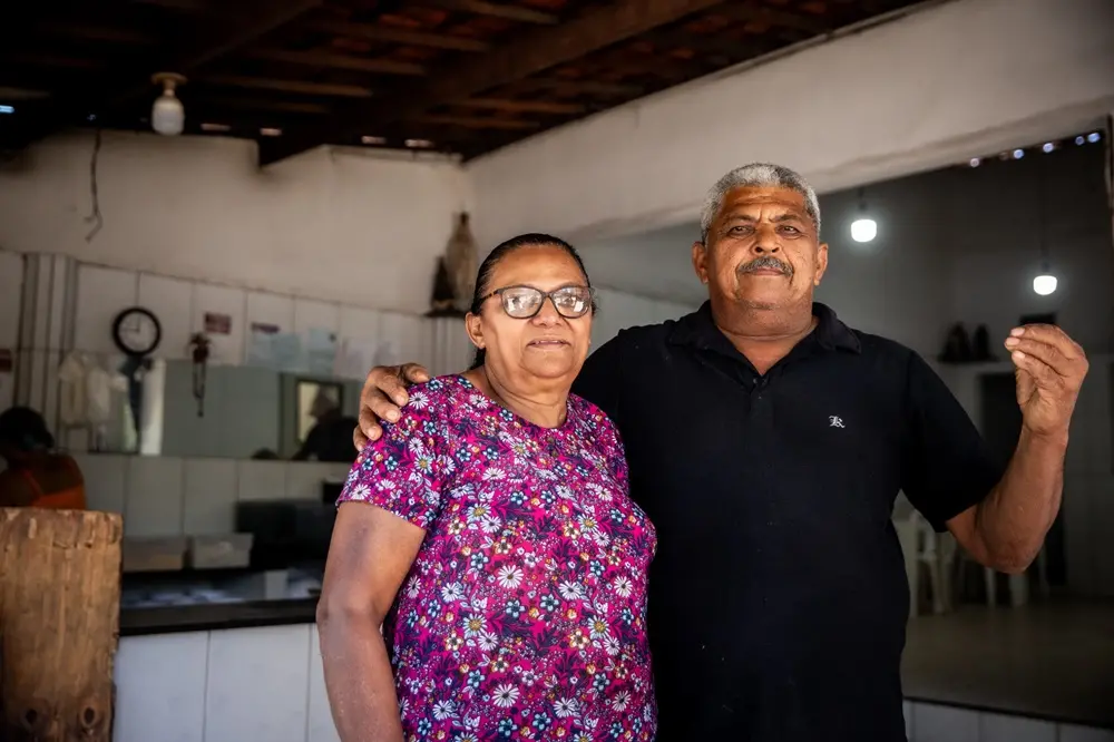 Na imagem, os proprietários do Iran da Panelada, Francileide da Silva e Iran Rodrigues da Silva, na fachada do estabelecimento