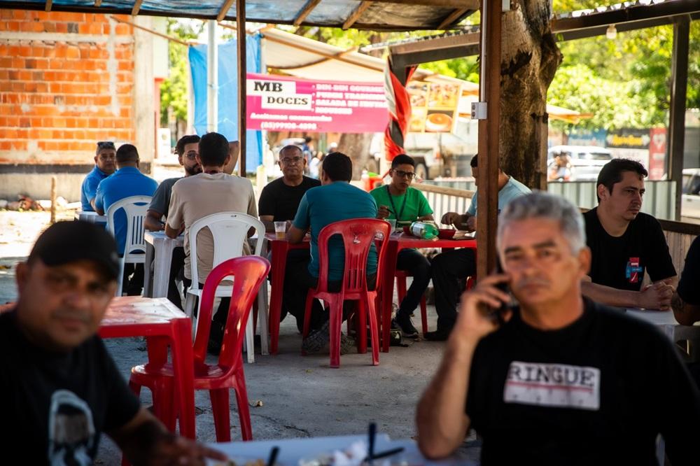 Na imagem, espaço com mesas e cadeiras do Iran da Panelada, estabelecimento localizado no bairro Paupina, em Fortaleza