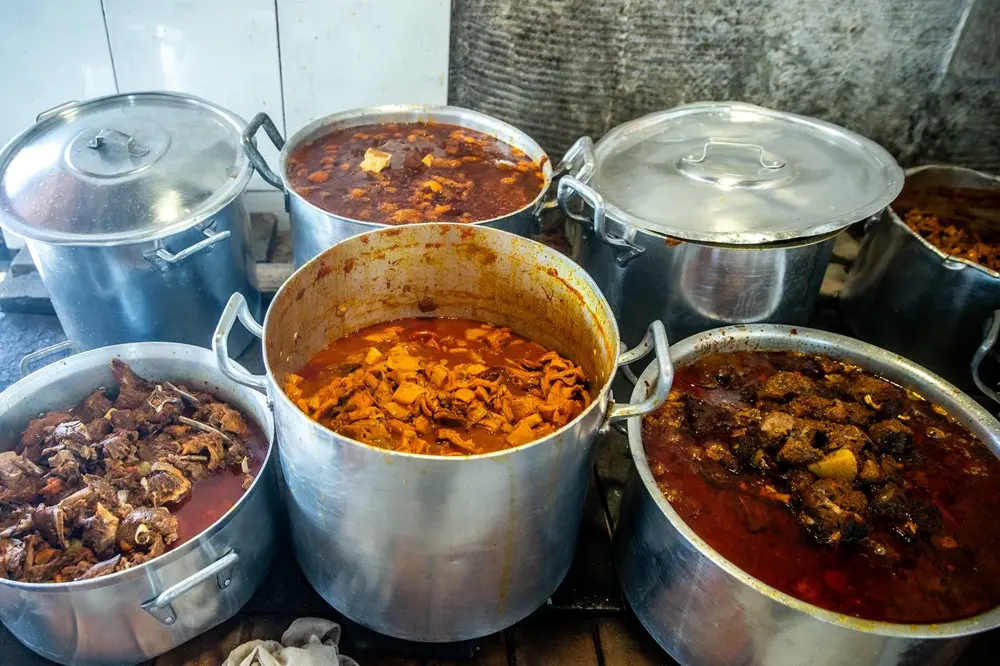 Na imagem, panelões para preparo e cozimento da panelada e outros pratos afins do Iran da Panelada, estabelecimento localizado no bairro Paupina, em Fortaleza
