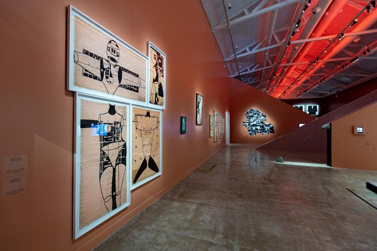 Em destaque, à esquerda, obras de Adriana Tabalipa que aproximam o corpo e a planta arquitetônica