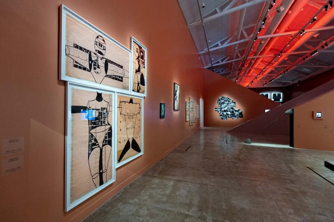 Em destaque, à esquerda, obras de Adriana Tabalipa que aproximam o corpo e a planta arquitetônica
