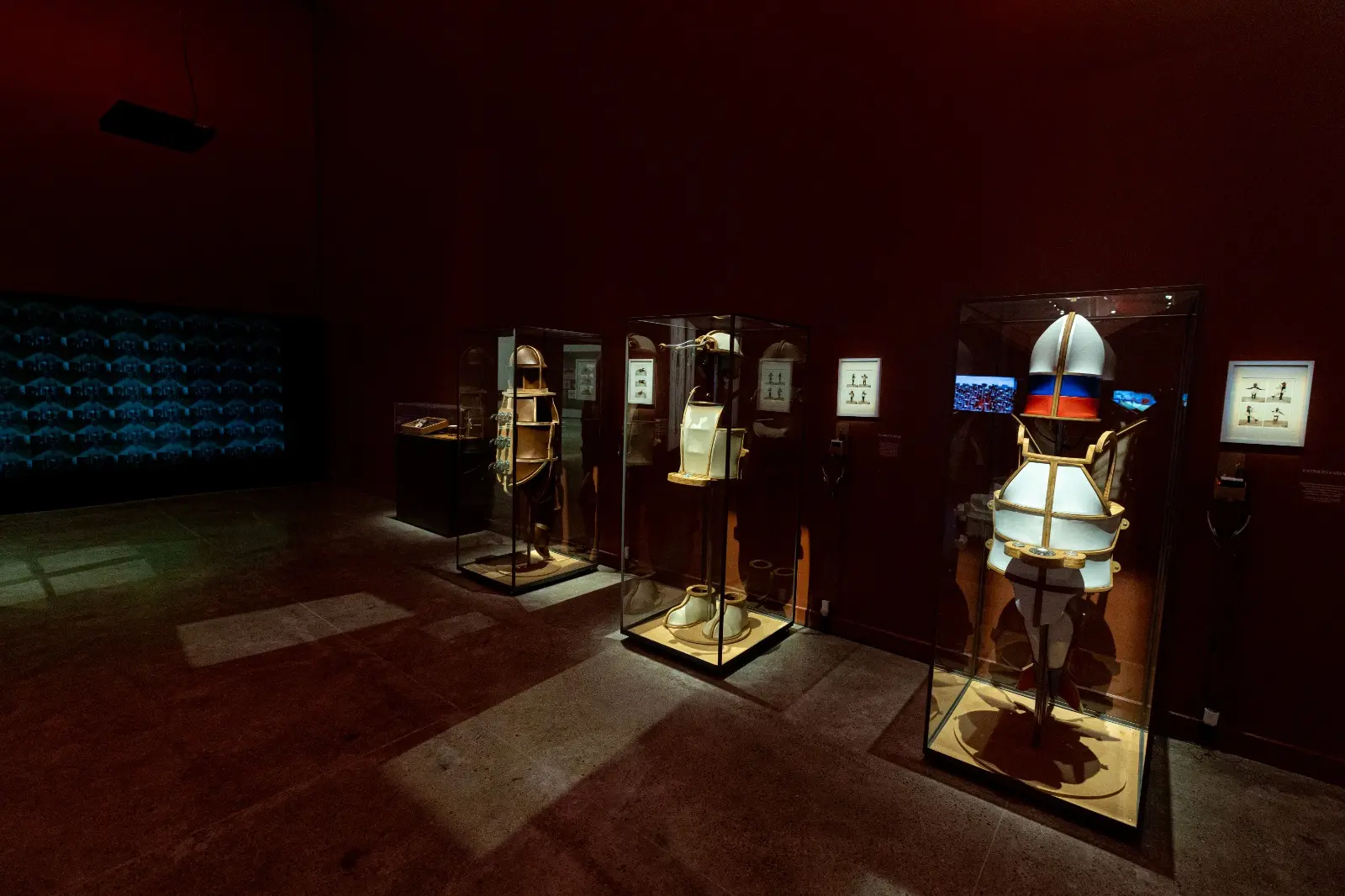 Série 'Equipamentos', de Patricio Farías, faz comentário crítico ao apresentar 'vestimentas' para 'alpinistas socioeconômicos e rastejadores político-culturais' ou para quem quer 'entender a arte contemporânea'