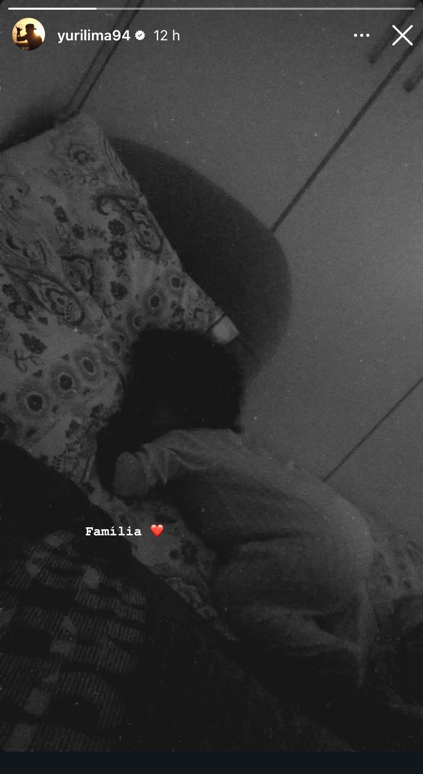 Imagem em preto e branco de Nala, fiçha de Yuri Lima e IZA, destacando o amor e a união familiar.