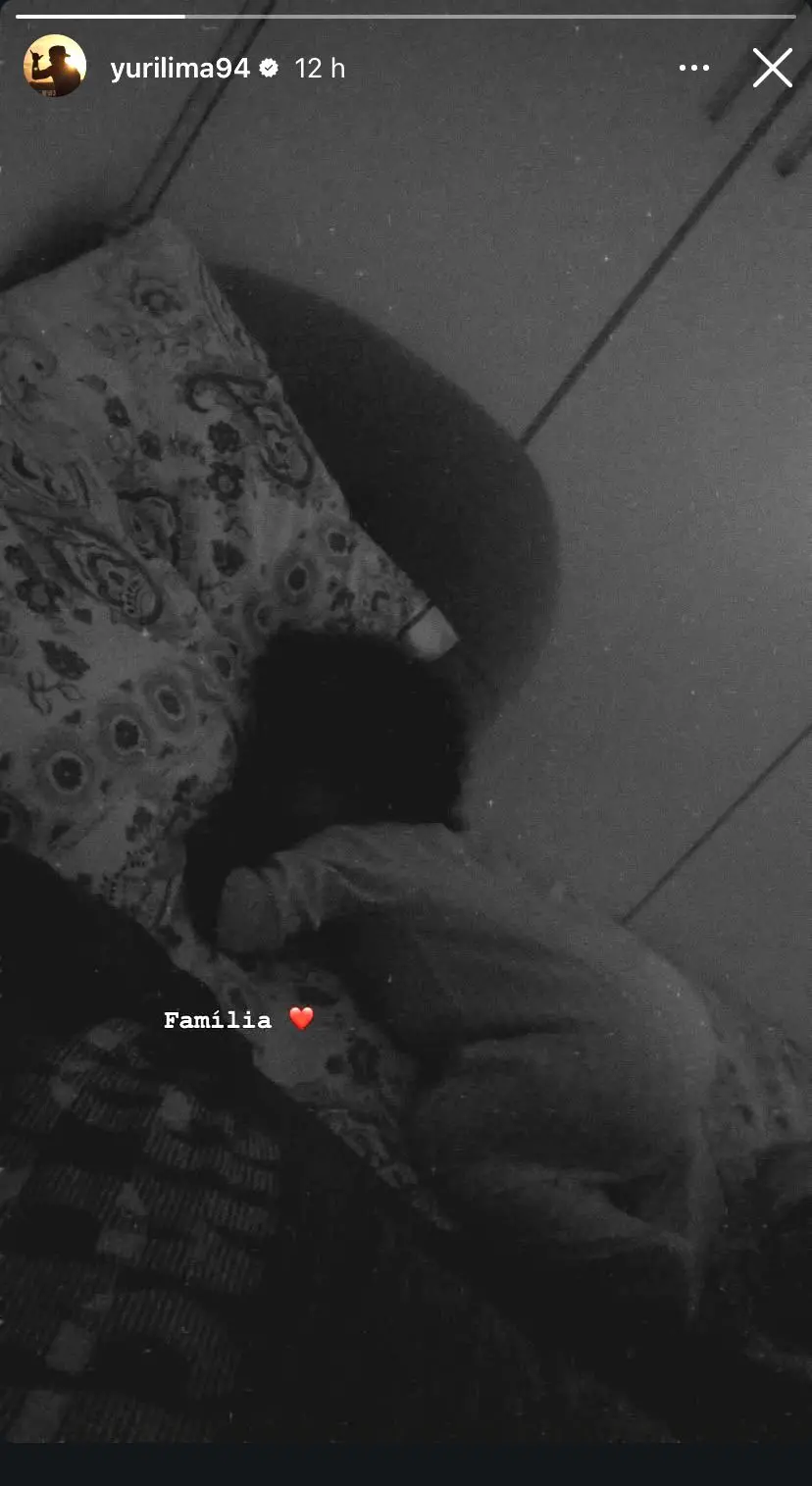 Imagem em preto e branco de Nala, fiçha de Yuri Lima e IZA, destacando o amor e a união familiar.