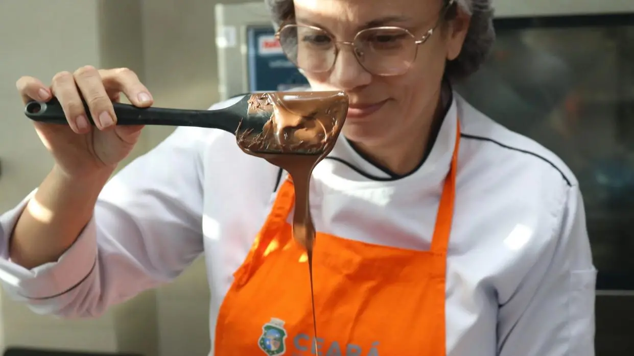 foto professor ensina aos alunos do curso da Escola de Gastronomia.