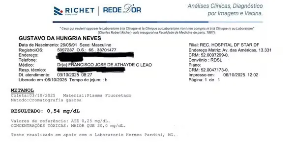 De acordo com o documento, foi constatada a presença de metanol acima do valor de referência, mas abaixo do nível considerado de intoxicação.
