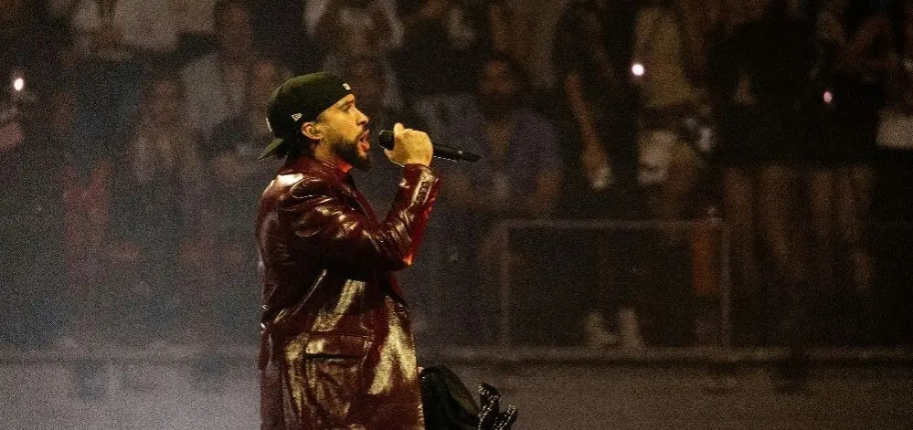 Bad Bunny se apresenta durante show de sua turnê. Imagem usada em matéria sobre declaração de Trump ao anúncio do cantor ser a atração do Super Bowl.