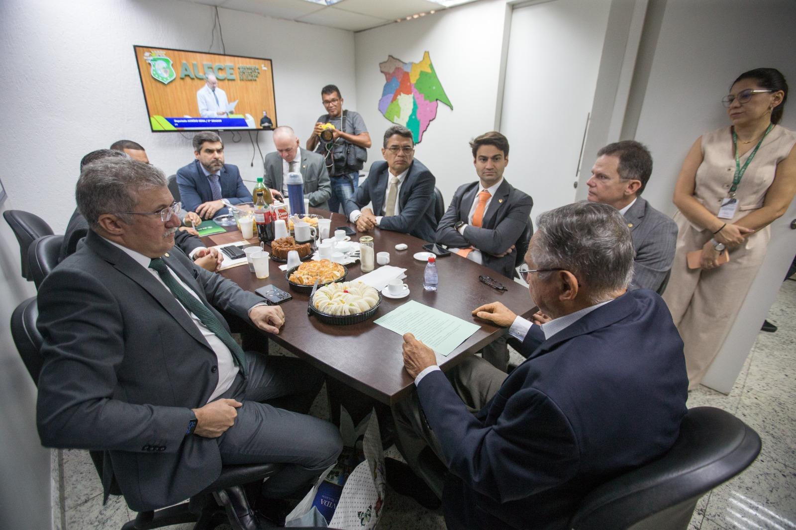 Foto mostra deputados durante o Café da Oposição da Assembleia Legislativa do Ceará