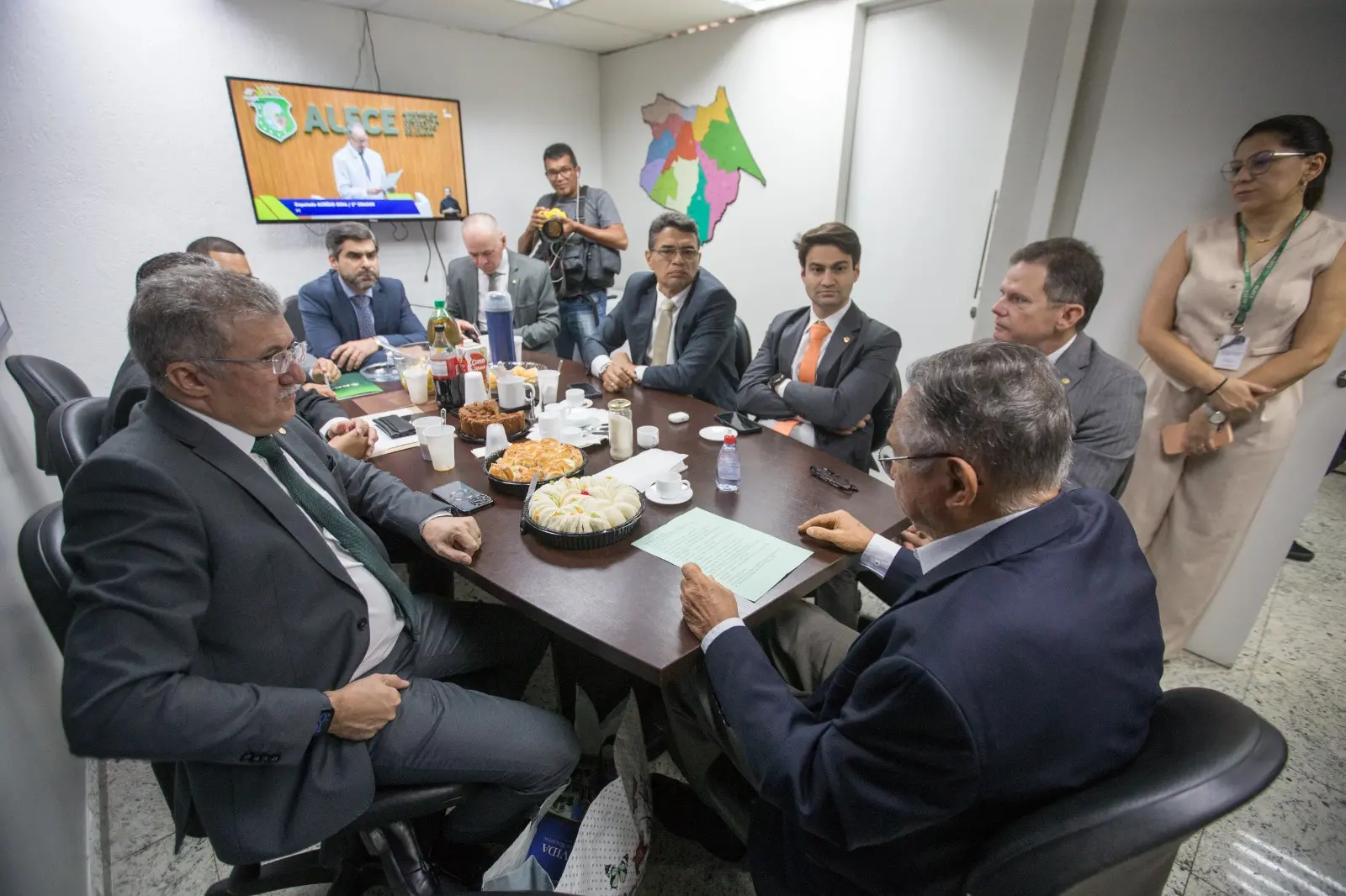 Foto mostra deputados durante o Café da Oposição da Assembleia Legislativa do Ceará