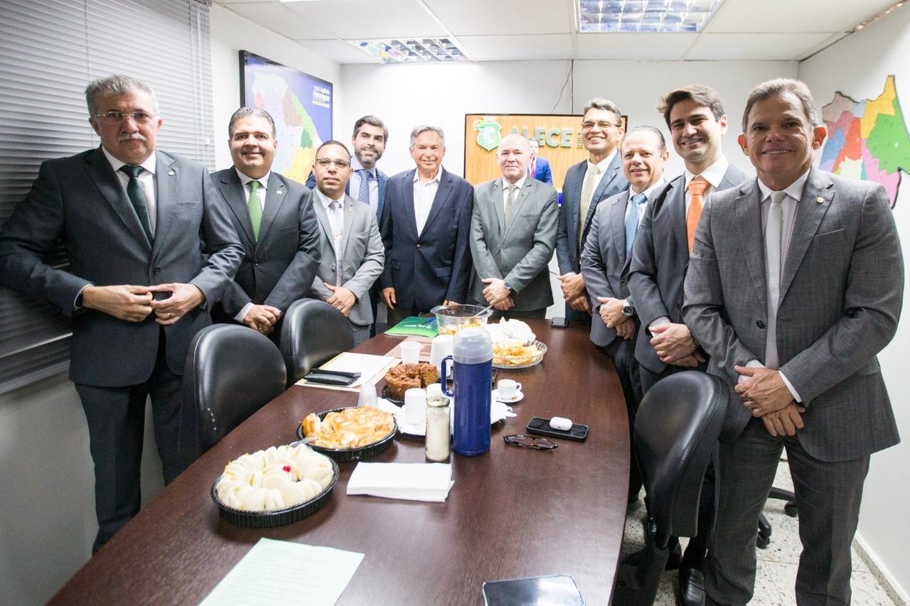 Deputados da oposição posam para foto ao lado do ex-prefeito Antônio Cambraia