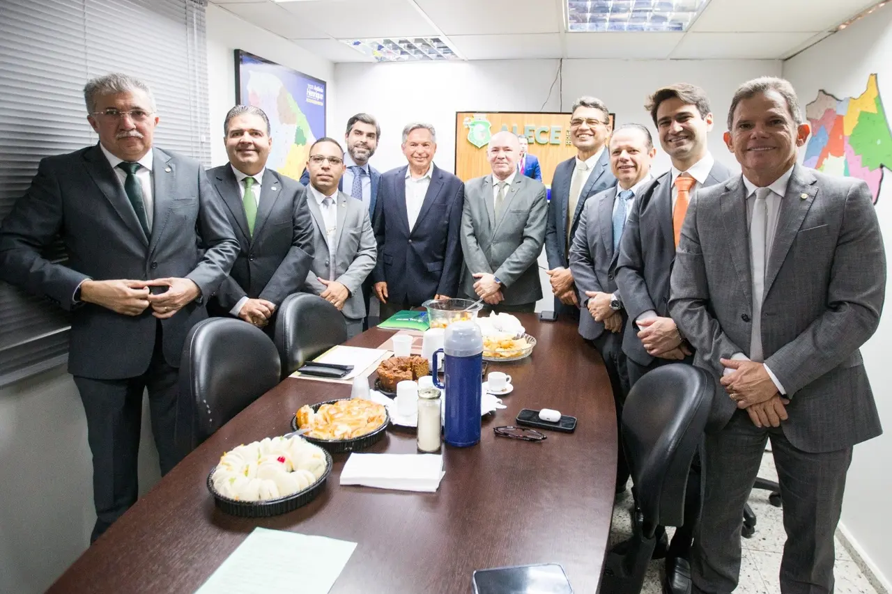 Deputados da oposição posam para foto ao lado do ex-prefeito Antônio Cambraia