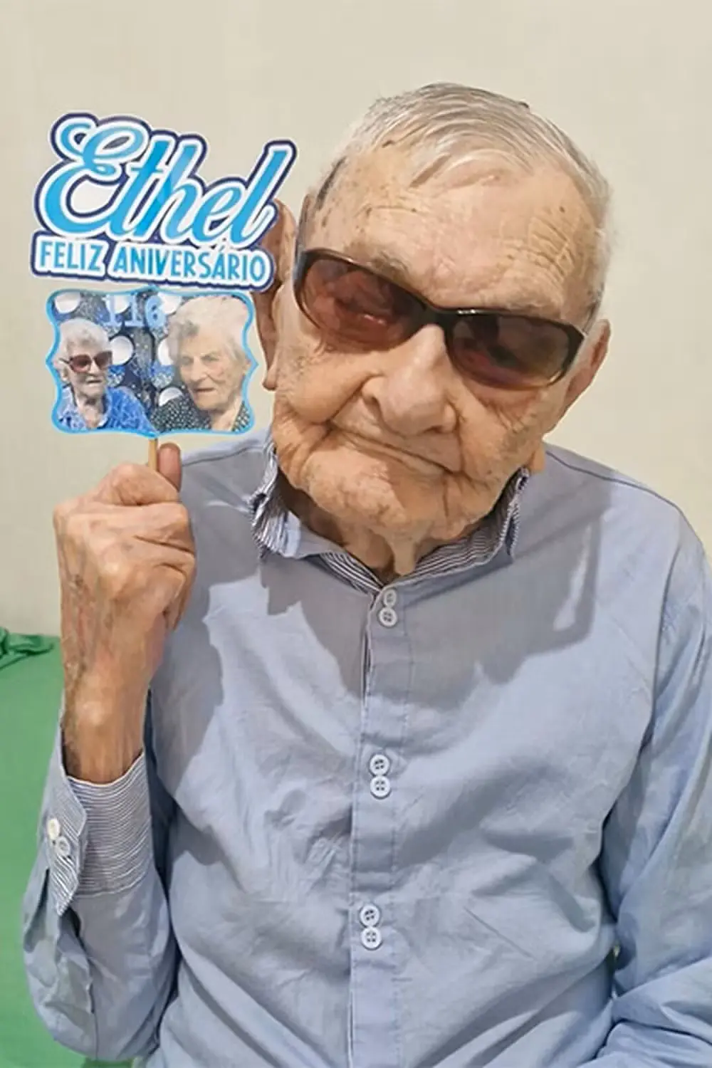 Foto de João, cearense que é o homem mais velho do mundo, parabenizando a mulher mais velha do mundo.