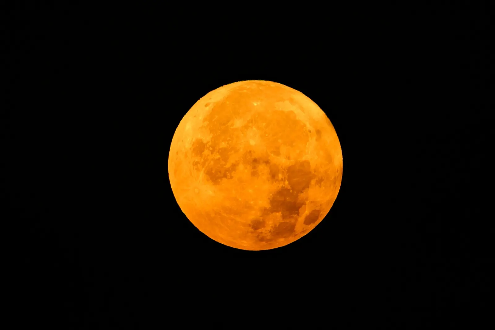 Imagem da superlua nascendo sobra a cidade de Istambul, capital da Turquia.