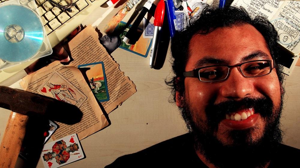 Na imagem, o artista Diego Akel, facilitador de oficina na Escola Pública de Música da Vila das Artes