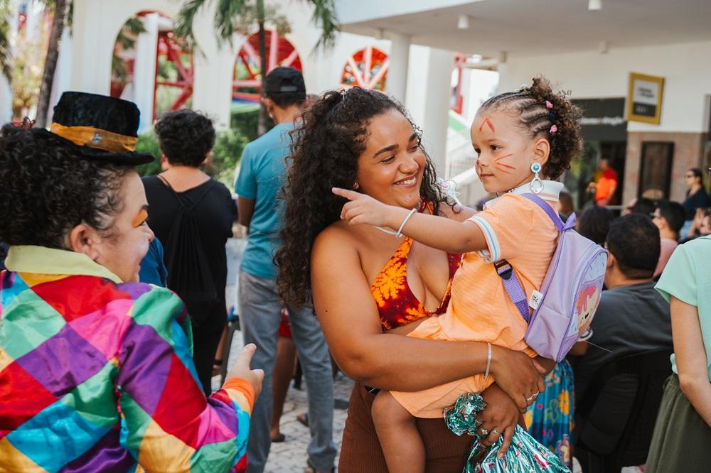 Na imagem, mãe e filha se divertem durante programação em alusão ao Dia da Criança no Centro Dragão do Mar de Arte e Cultura