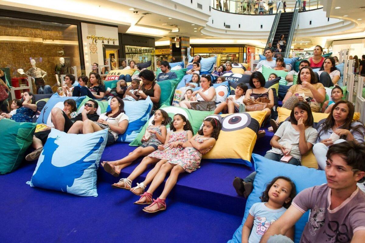 Na imagem, pais e filhos se reúnem no shopping Aldeota para assistir à sessão de Scooby-Doo, em alusão ao Dia da Criança