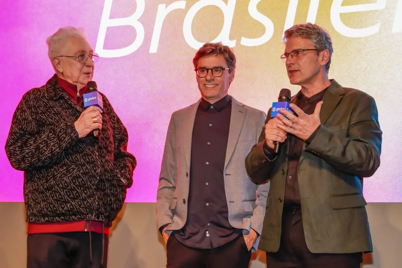 Autores de Três Graças em evento de lançamento