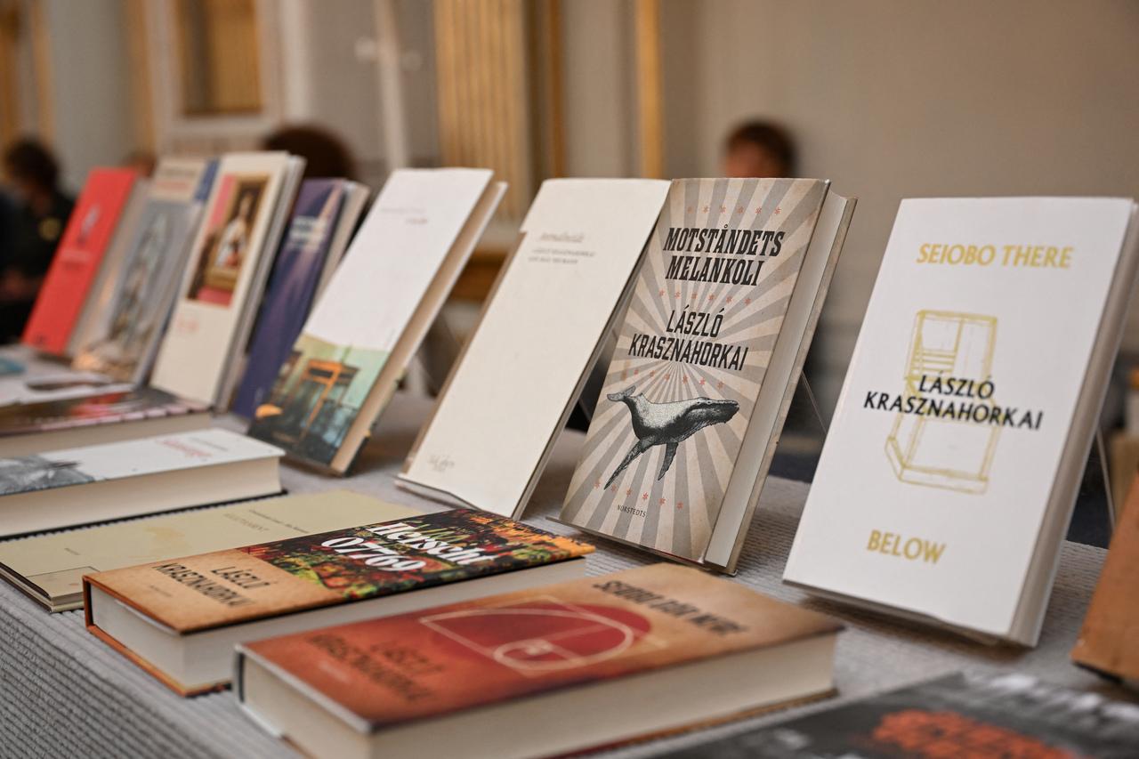 Livros de László Krasznahorkai expostos para fotógrafos e imprensa na cerimônia de premiação, na Academia Sueca, em Estocolmo, na quinta-feira (09).