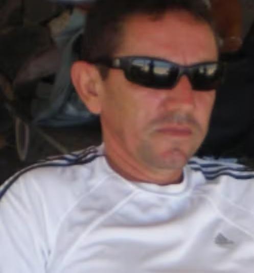 Foto do empresário Aldete Rogério Saldanha, morto a tiros no bairro Moura Brasil, em Fortaleza. Ele usa óculos escuros e uma blusa branca