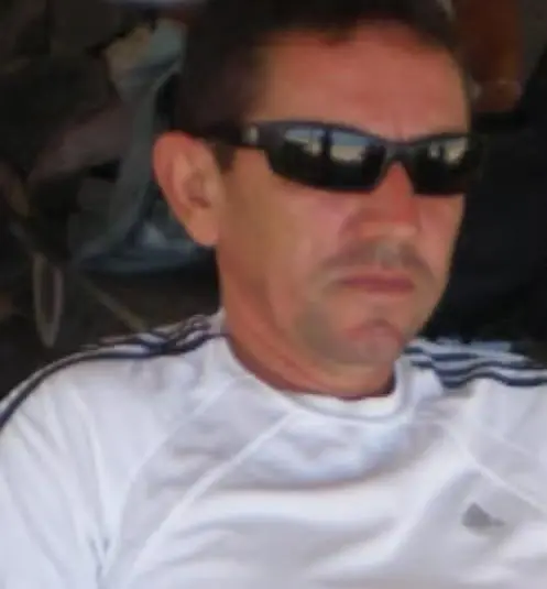 Foto do empresário Aldete Rogério Saldanha, morto a tiros no bairro Moura Brasil, em Fortaleza. Ele usa óculos escuros e uma blusa branca