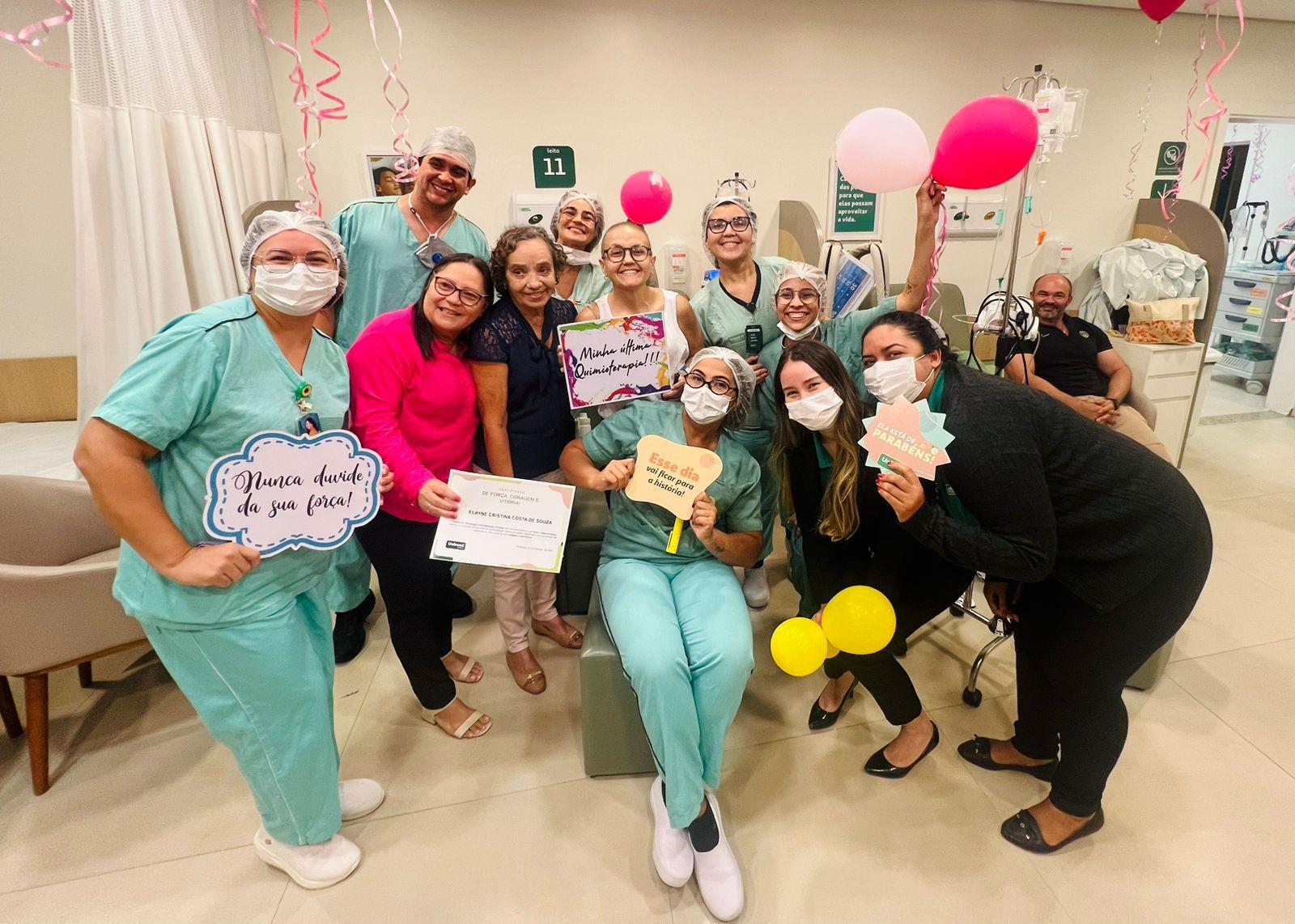 A jornalista Elayne Costa no hospital ao finalizar a última quimioterapia no tratamento do câncer de mama