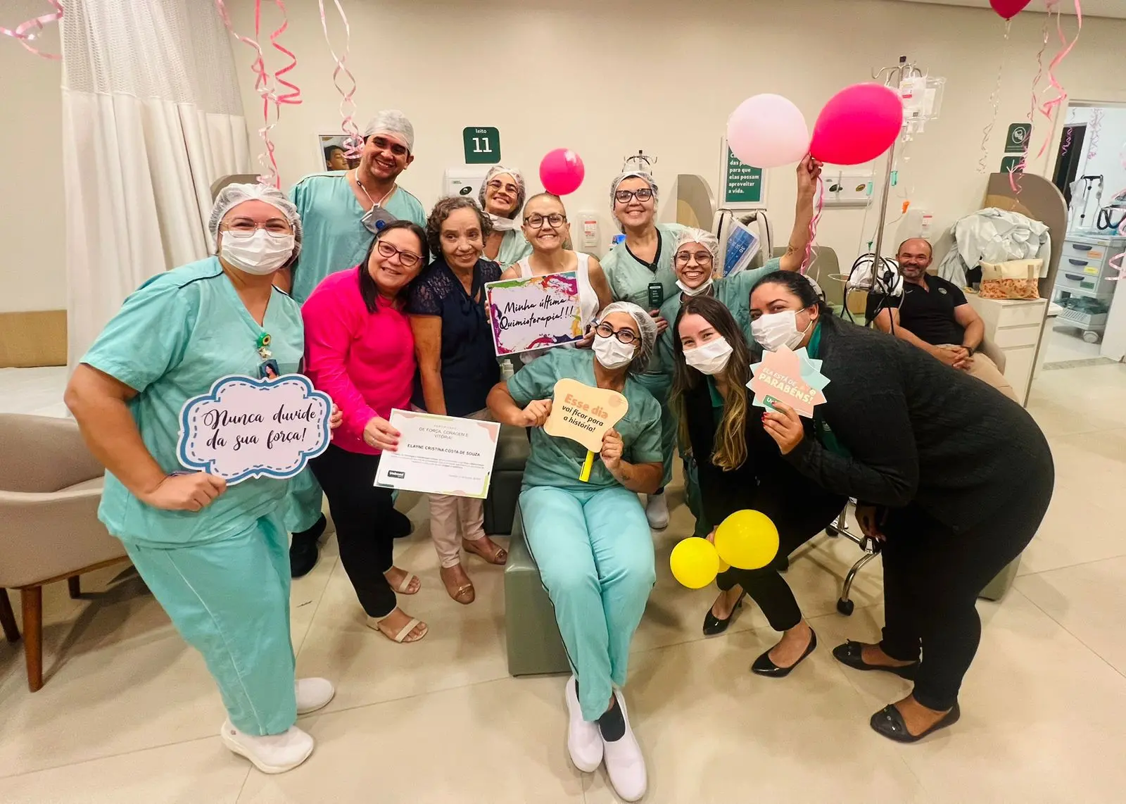 A jornalista Elayne Costa no hospital ao finalizar a última quimioterapia no tratamento do câncer de mama