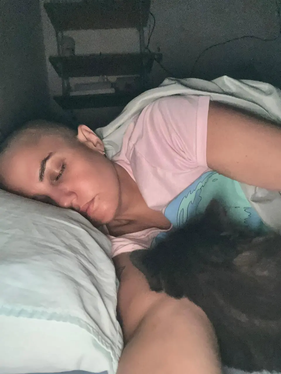 Jornalista Elayne Costa ao lado da gata de estimação que a ajudou no diagnóstico do câncer de mama