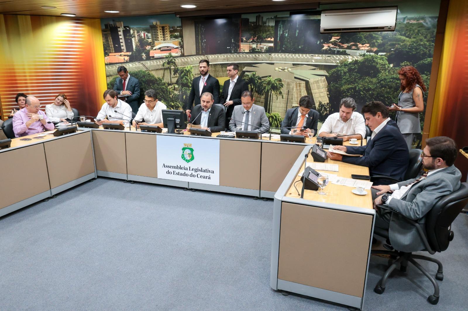 Foto de deputados do Ceará reunidos na Comissão de Constituição e Justiça