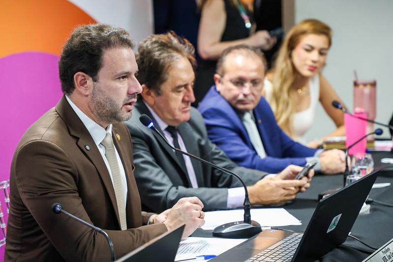 Foto da mesa diretora da Câmara Municipal de Fortaleza durante sessão, com o presidente Leo Couto em primeiro plano
