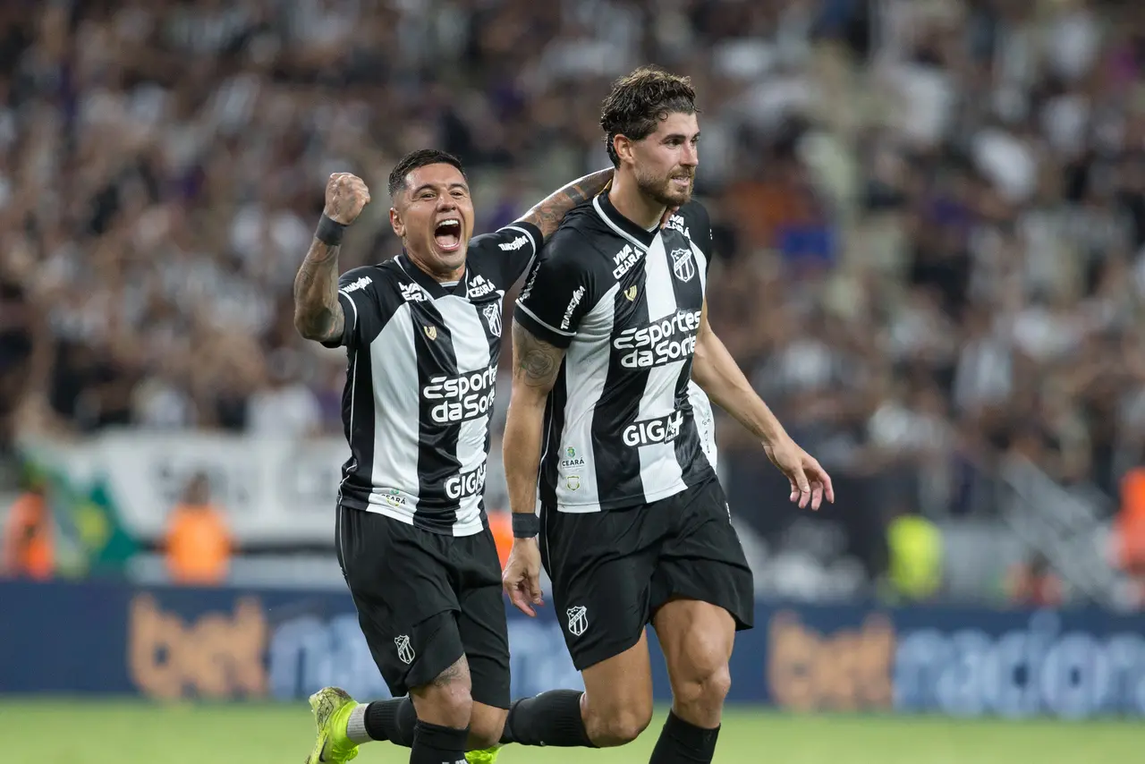 Galeano e Pedro Raul em comemoração de gol pelo Ceará