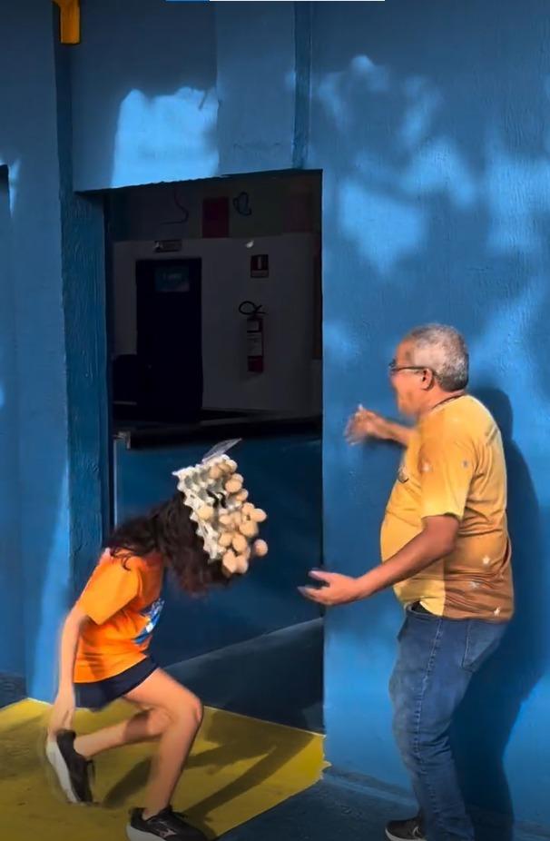 Foto da menina Alexia, que foi para o colégio com uma bandeja de ovos de brincadeira presa em seu cabelo