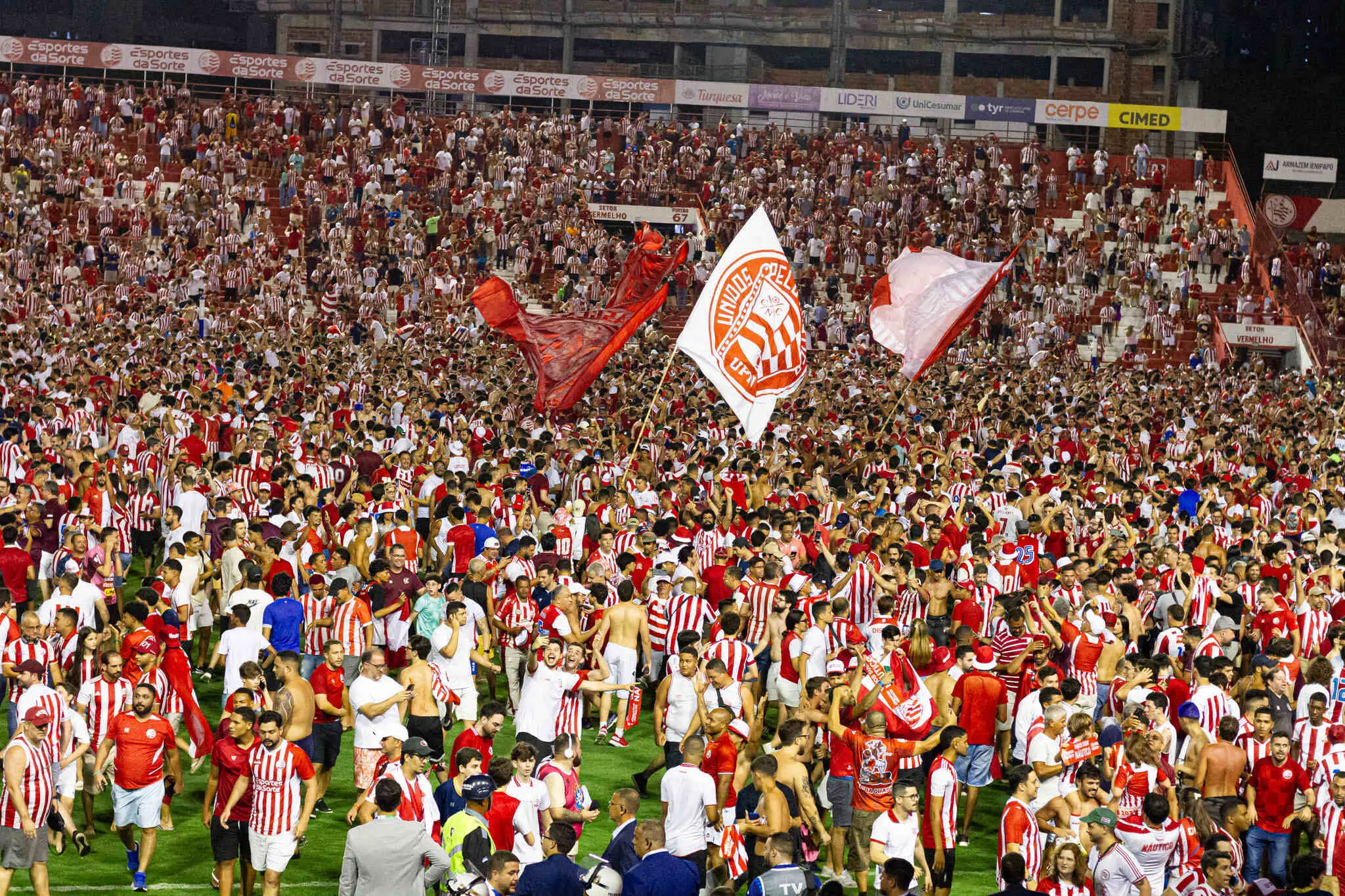 Torcida do Náutico invadiu o gramado após conquista do acesso