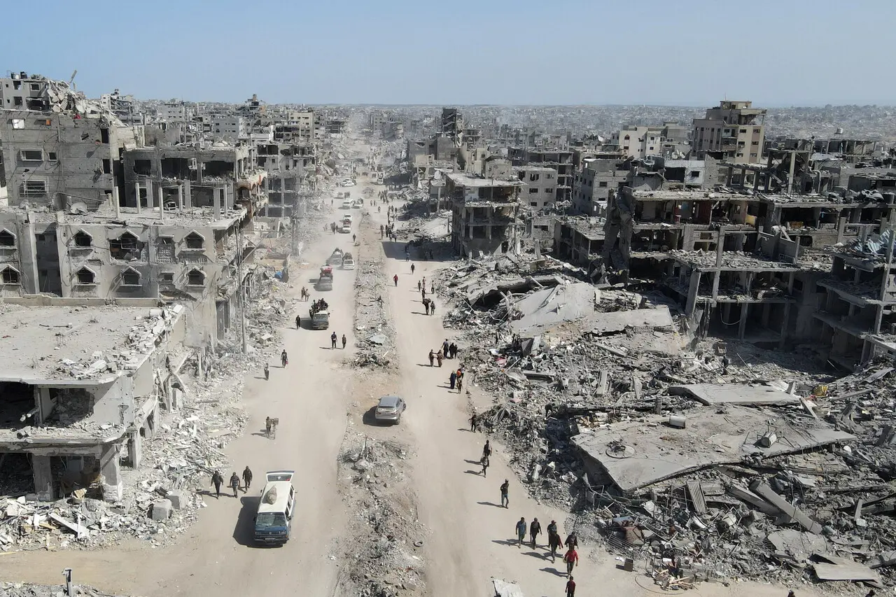 Foto que registra vista aérea da cidade de Gaza, evidenciando a destruição.