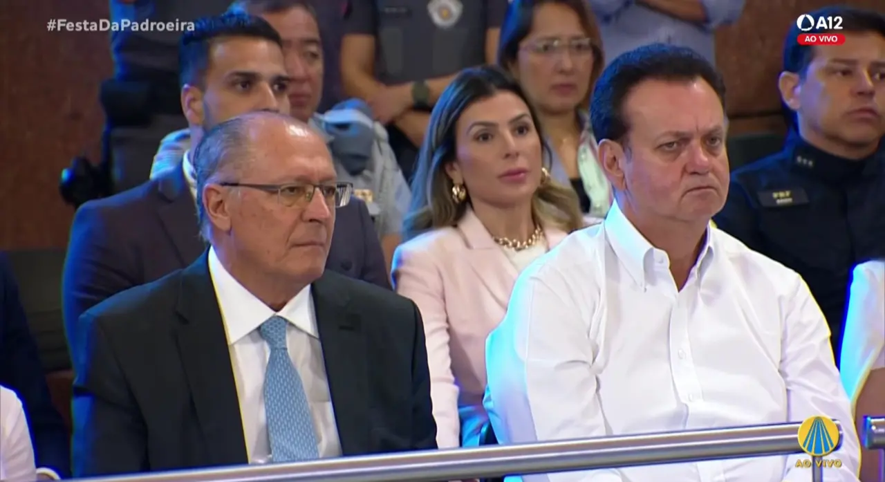 Geraldo Alckmin e Gilberto Kassab acompanharam a missa juntos em Aparecida, São Paulo