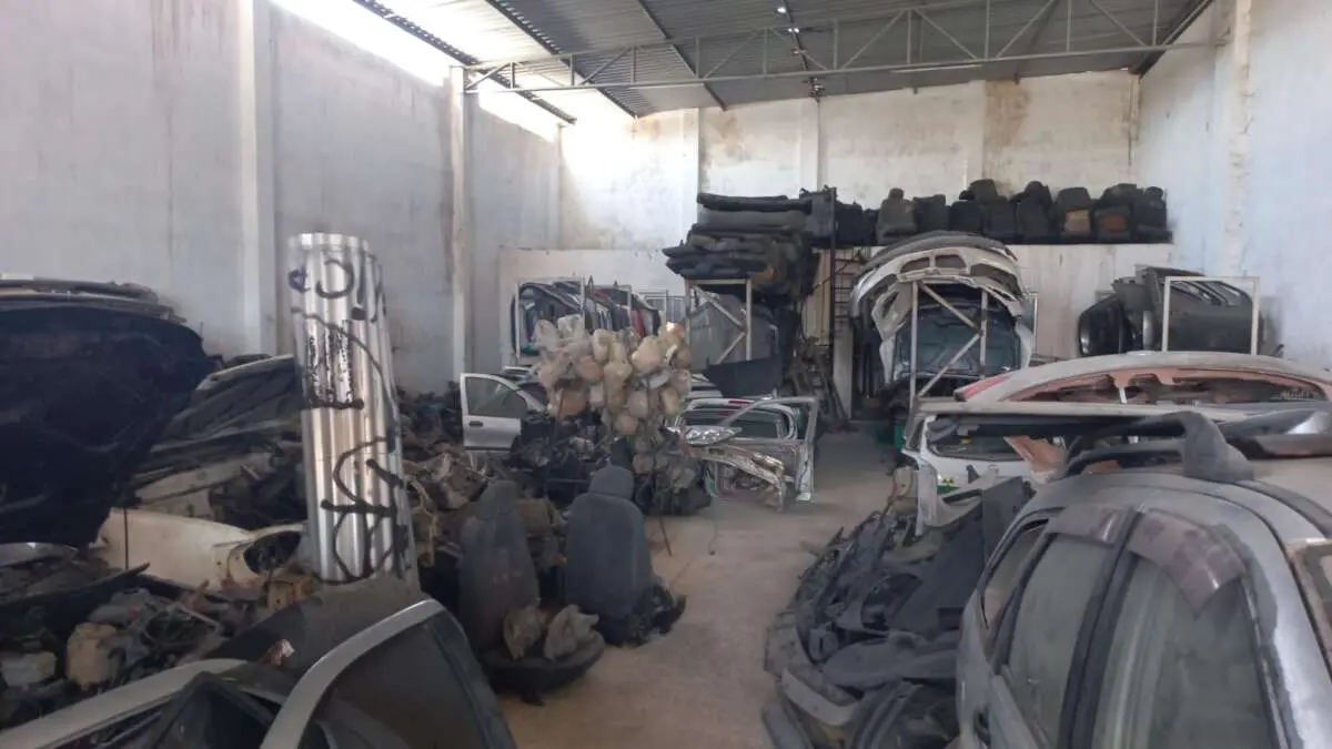 Fotos de peças de carros de desmanche desarticulado na Grande Fortaleza