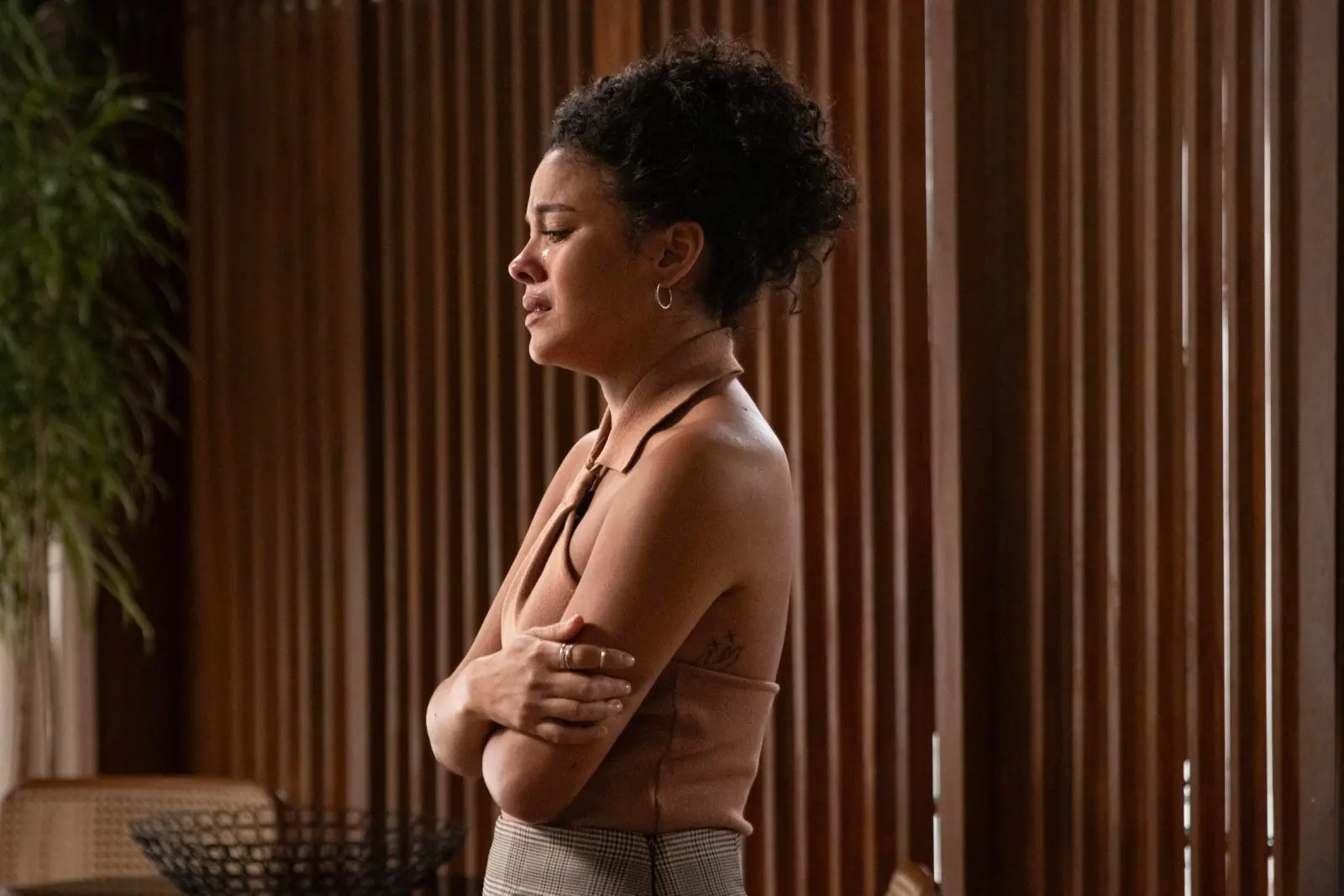 Maria de Fátima (Bella Campos) em cena de Vale Tudo, chorando.