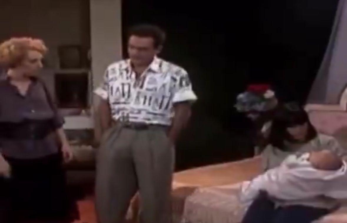 Cena da primeira versão de Vale Tudo, mostrando Maria de Fátima (Gloria Pires), com um bebê no colo, antes de entregá-lo a um casal de estrangeiros por 25 mil dólares.