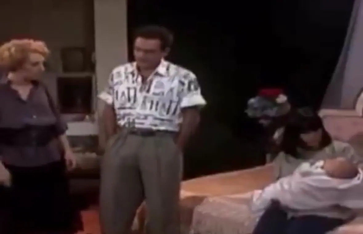 Cena da primeira versão de Vale Tudo, mostrando Maria de Fátima (Gloria Pires), com um bebê no colo, antes de entregá-lo a um casal de estrangeiros por 25 mil dólares.