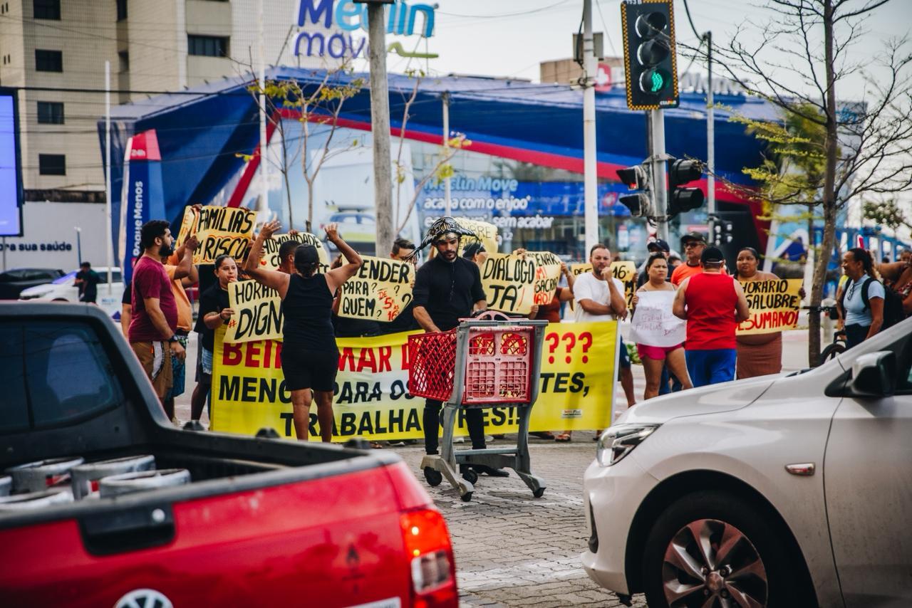 Vendedores fazem protesto com cartazes na Beira-Mar, em Fortaleza