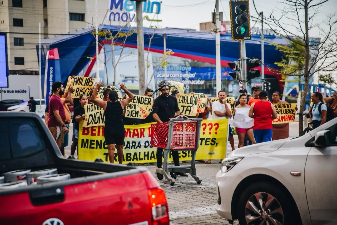 Vendedores fazem protesto com cartazes na Beira-Mar, em Fortaleza