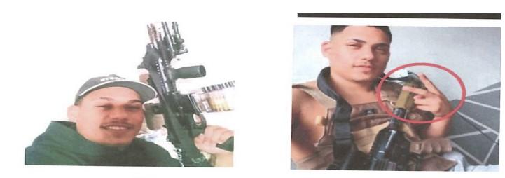 Imagem de dois jovens, um segurando uma espingarda de alta precisão e outro com uma arma de fogo pequena, ambos na frente de uma parede branca. A foto mostra uma cena de entusiastas de armas, destacando o interesse por armas de fogo.