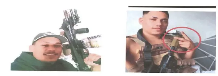 Imagem de dois jovens, um segurando uma espingarda de alta precisão e outro com uma arma de fogo pequena, ambos na frente de uma parede branca. A foto mostra uma cena de entusiastas de armas, destacando o interesse por armas de fogo.